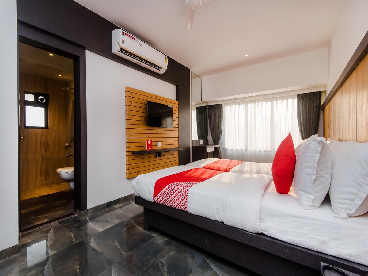 Oyo 13089 Hotel Gold Crest Наві-Мумбаї Екстер'єр фото