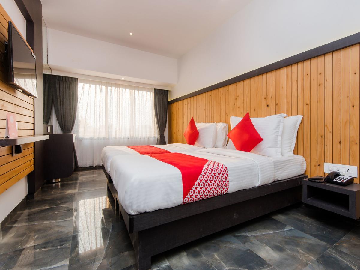 Oyo 13089 Hotel Gold Crest Наві-Мумбаї Екстер'єр фото