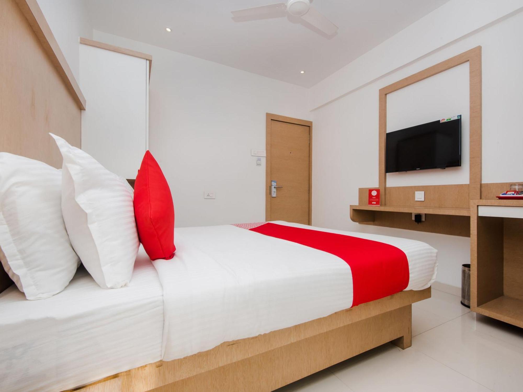 Oyo 13089 Hotel Gold Crest Наві-Мумбаї Екстер'єр фото